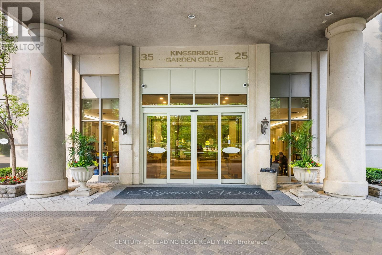 #1812 35 KINGSBRIDGE GARDEN CIRCLE - 32