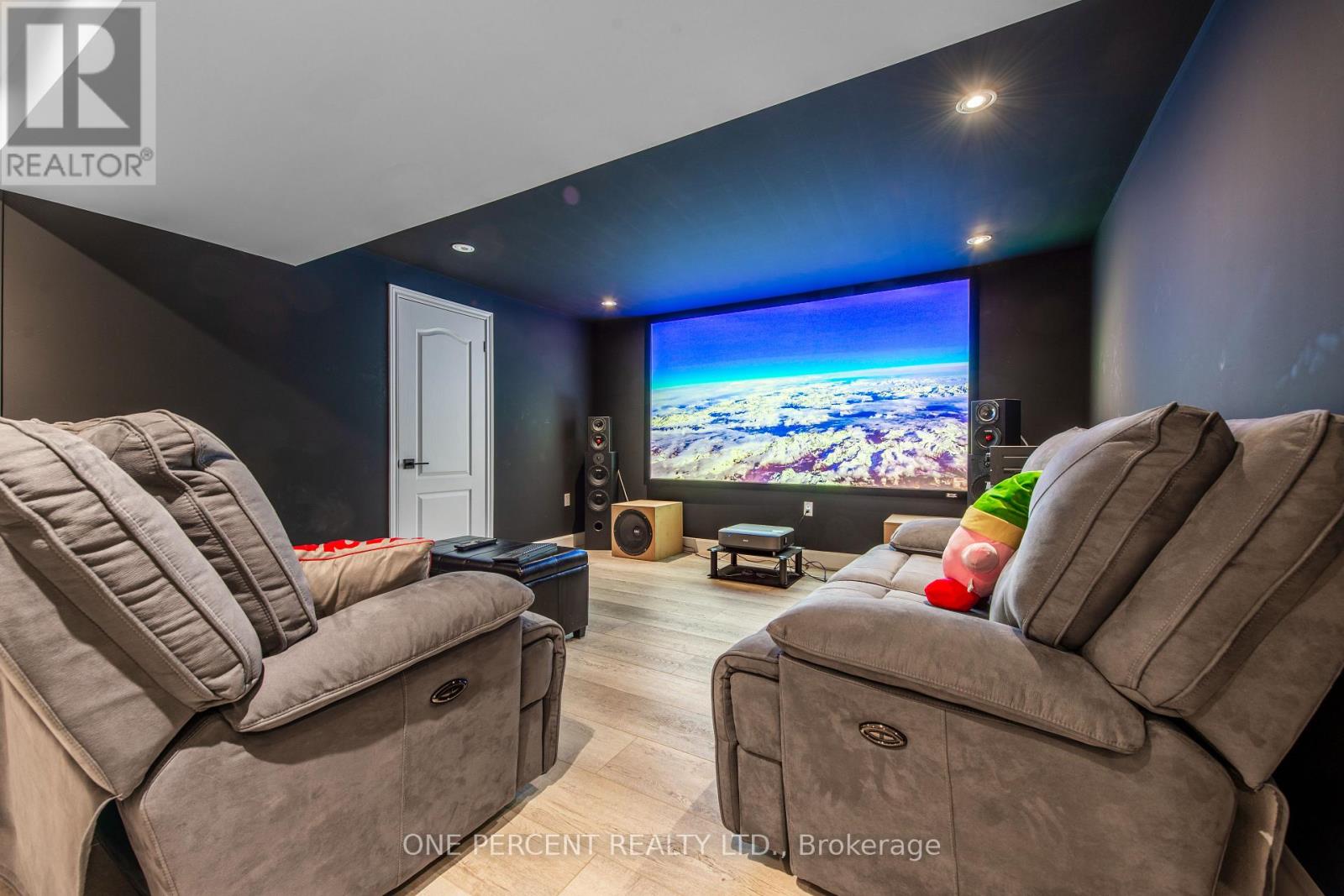 8 CARDWELL COURT - 25