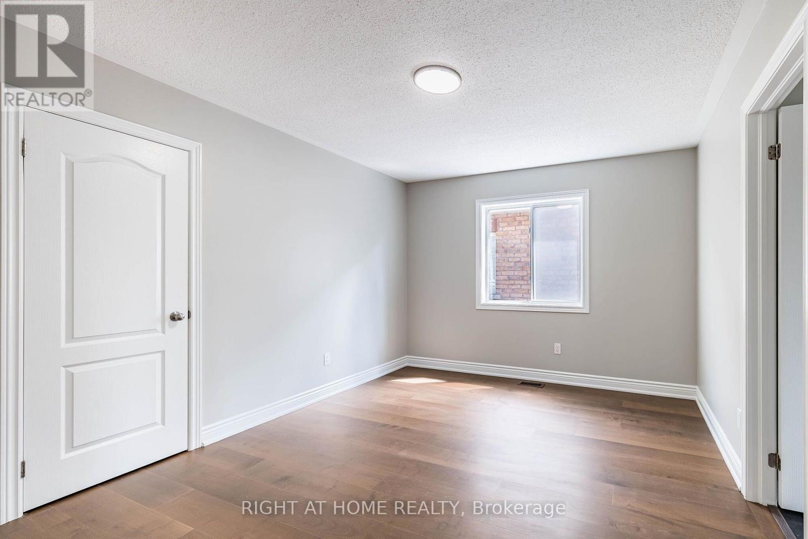 940 O'REILLY CRESCENT - 34