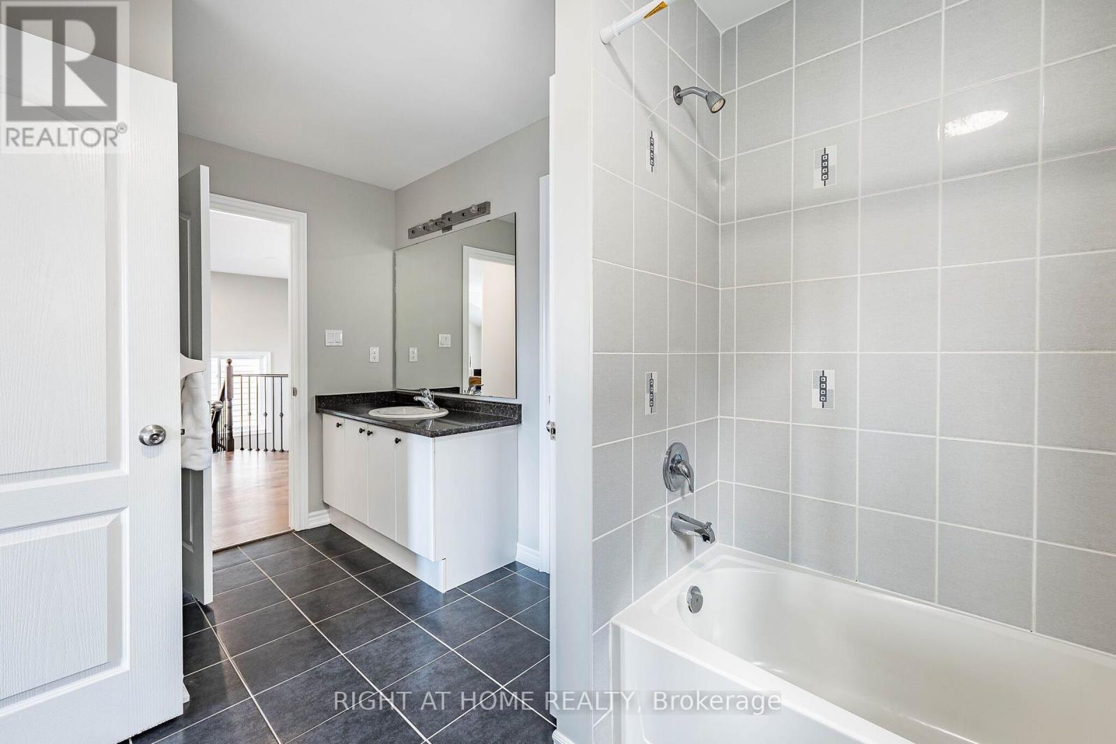 940 O'REILLY CRESCENT - 33