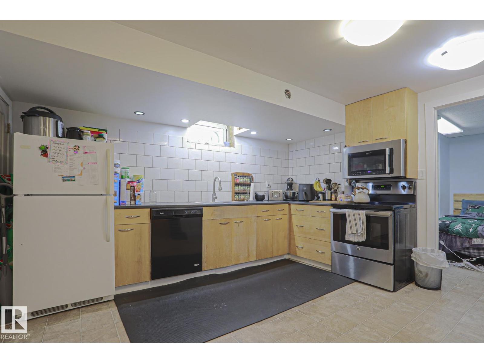 1439 80 ST NW - 44