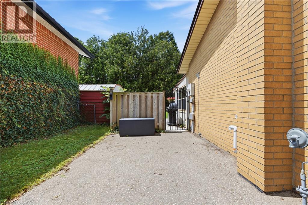 987 NESBITT Crescent - 33