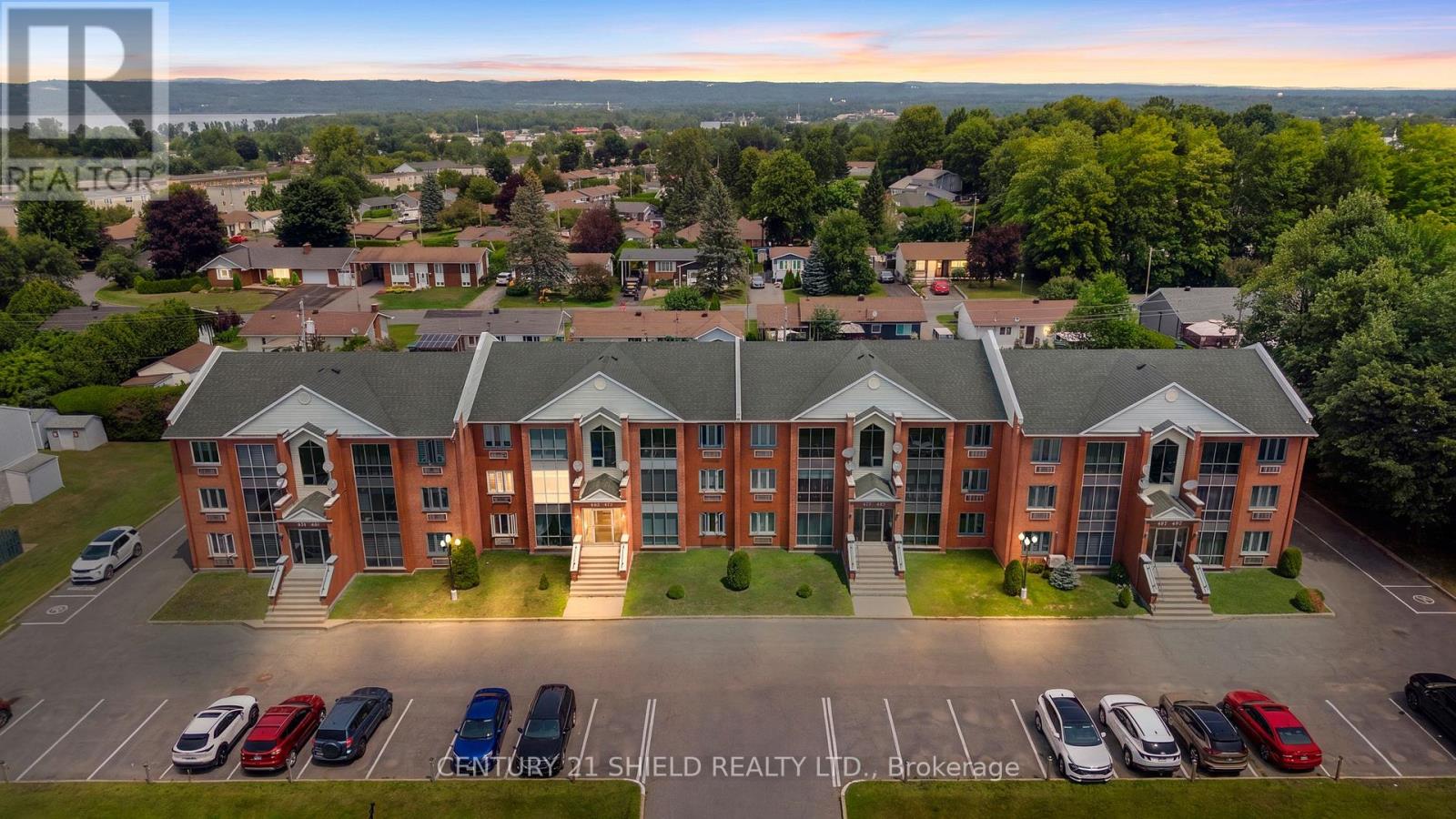 #3 465 SPENCE AVENUE - 3