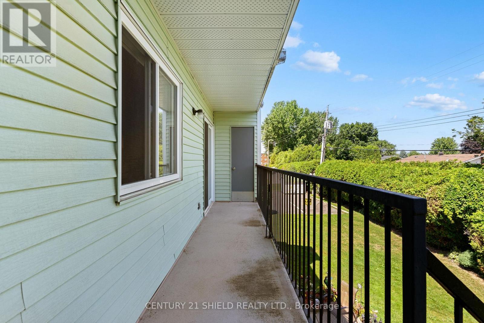 #3 465 SPENCE AVENUE - 31