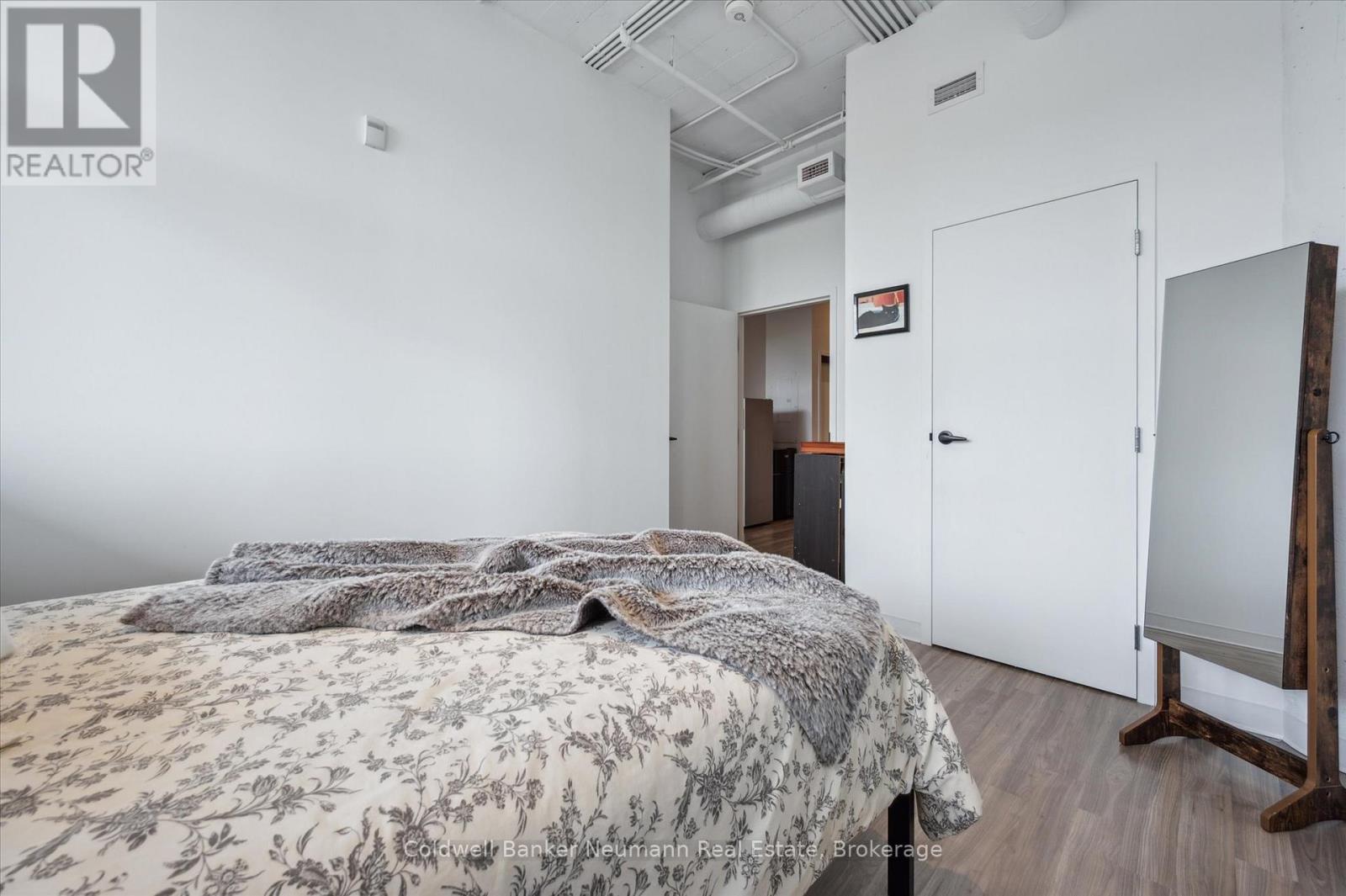 #218 120 HURON STREET - 11