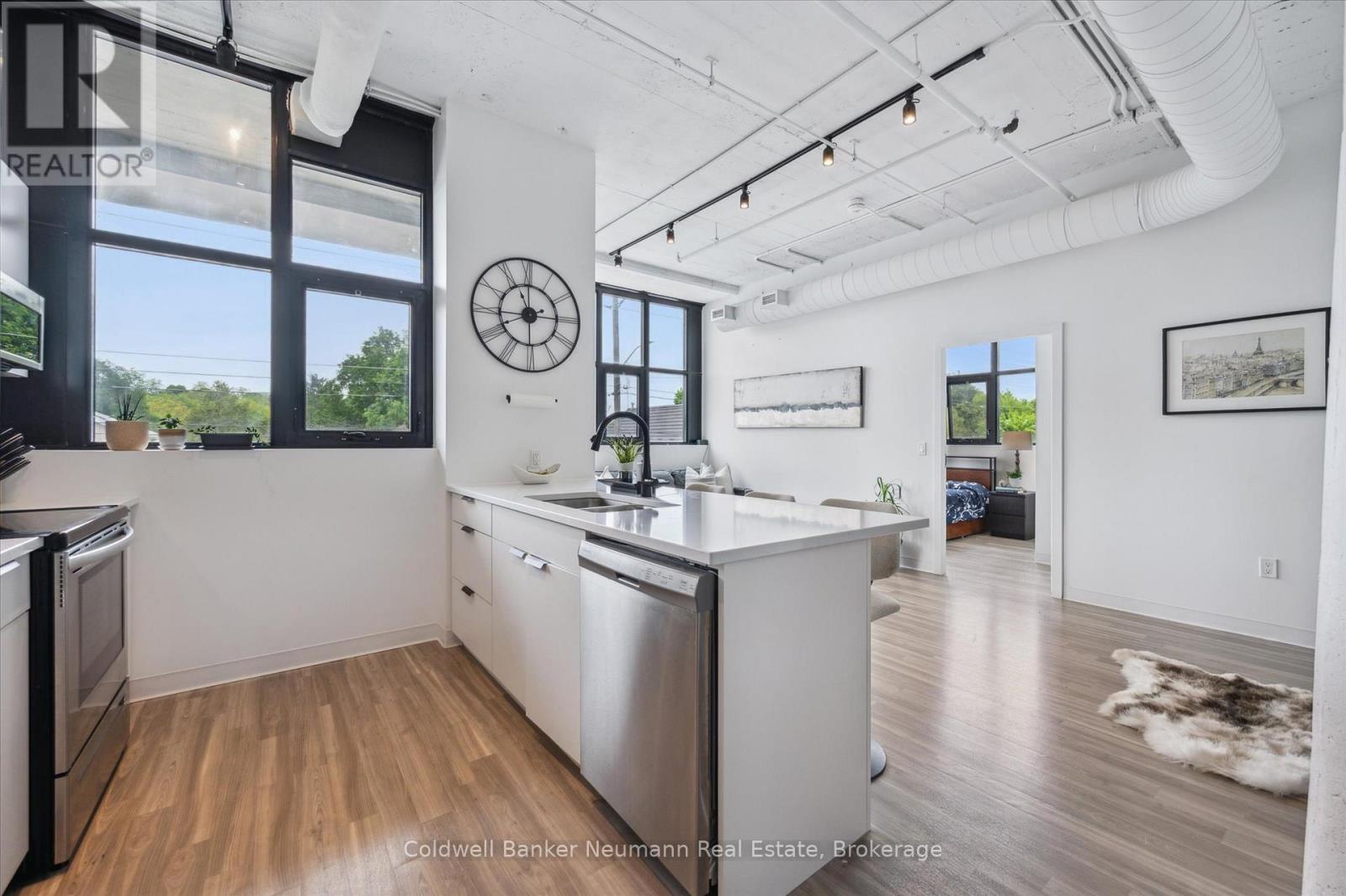 #218 120 HURON STREET - 12