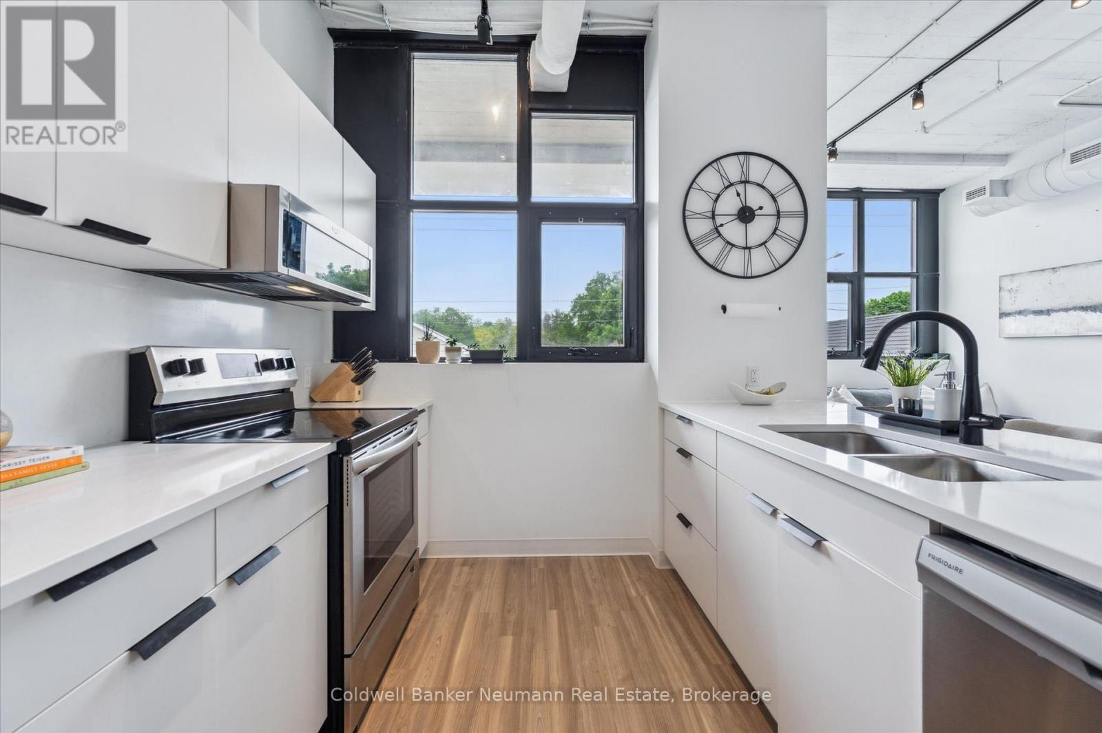 #218 120 HURON STREET - 15