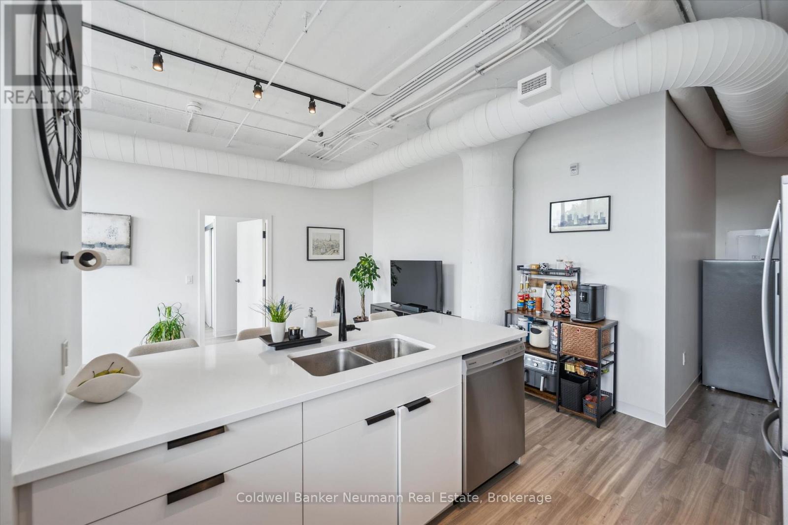 #218 120 HURON STREET - 17