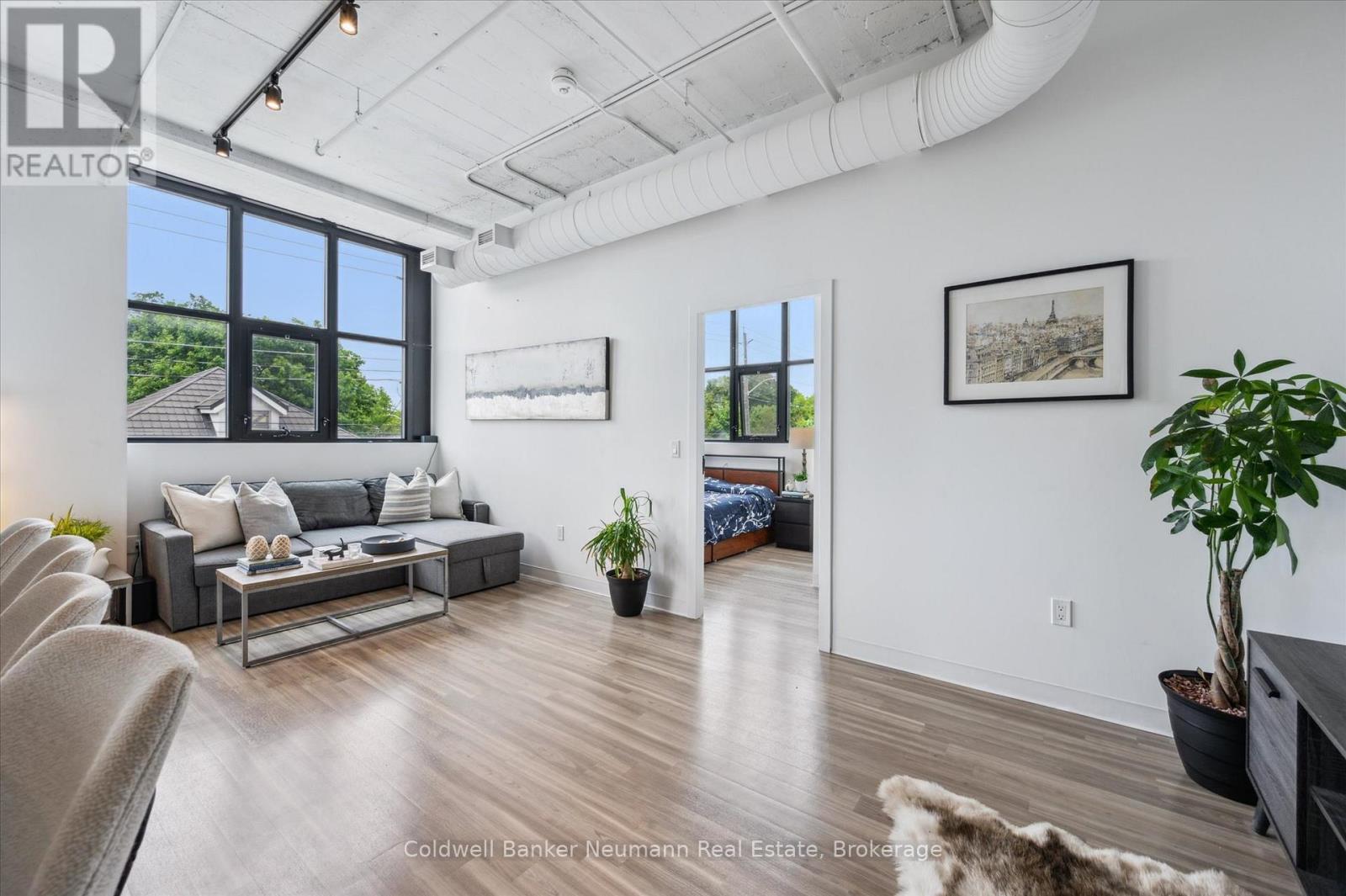 #218 120 HURON STREET - 18