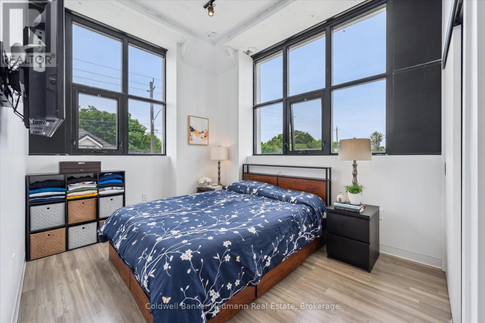 #218 120 HURON STREET - 22