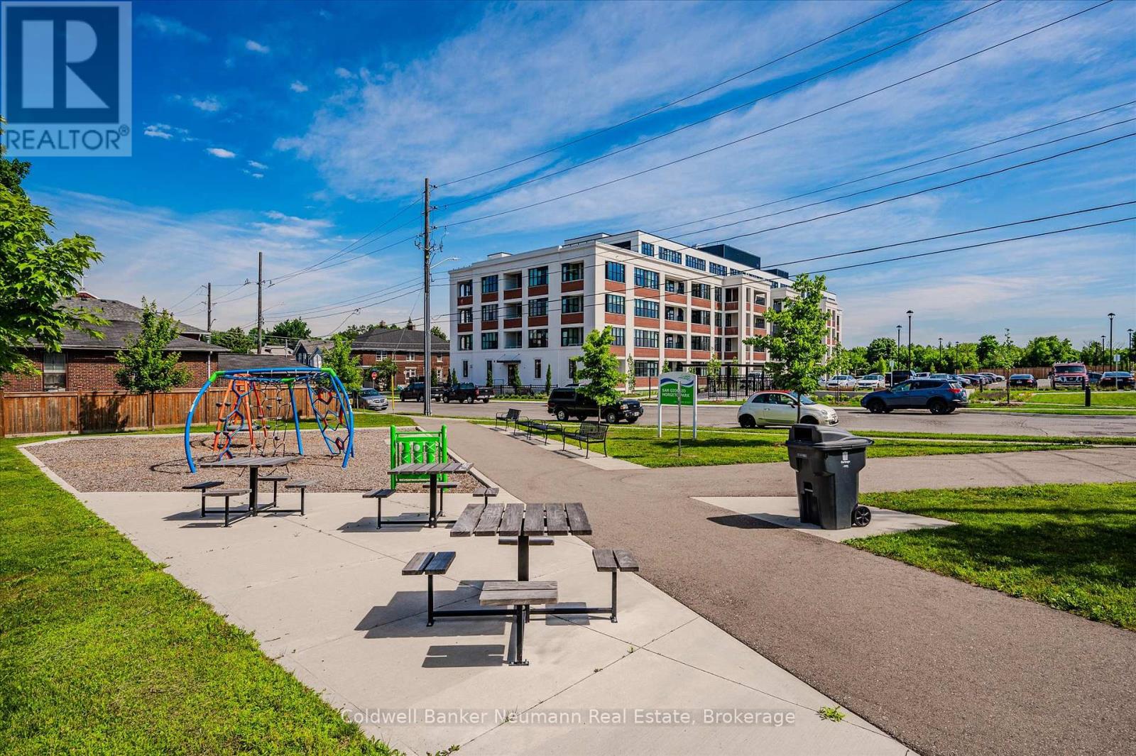 #218 120 HURON STREET - 34