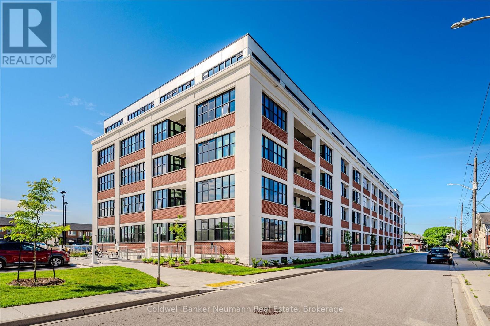 #218 120 HURON STREET - 35