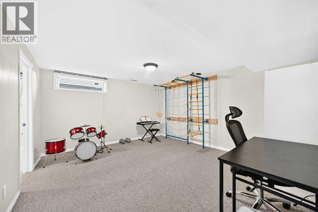 #35 102 Canoe Square SW - 32