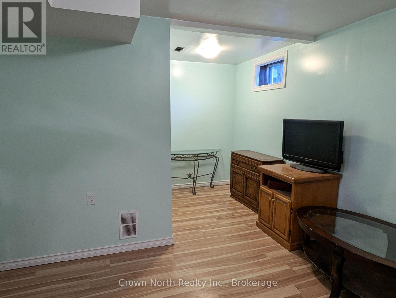 60 POCHON AVENUE - 35