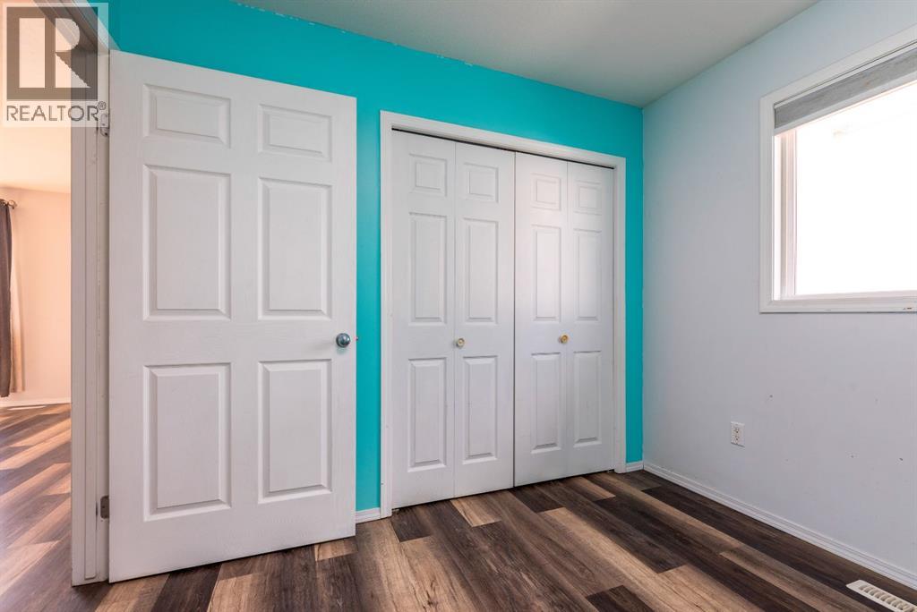 1501 49 Avenue - 11