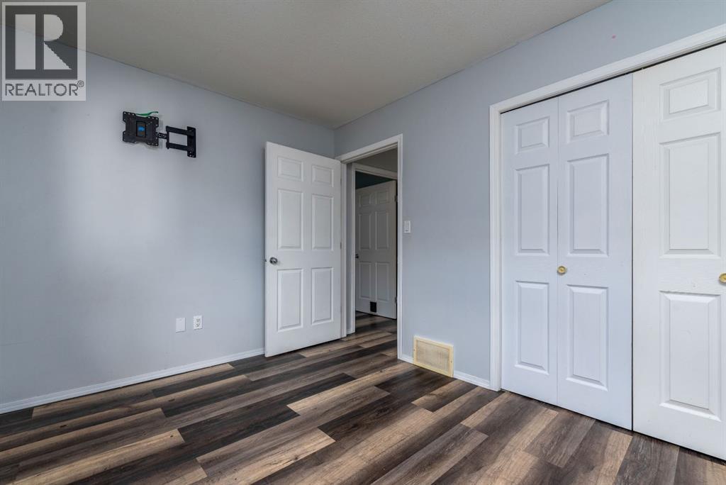 1501 49 Avenue - 16