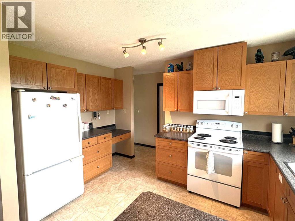 5402 47 Avenue W - 9