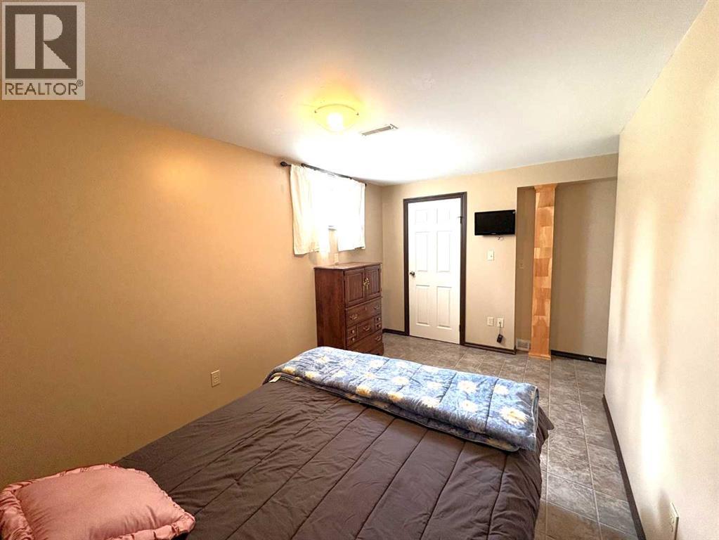 5402 47 Avenue W - 34