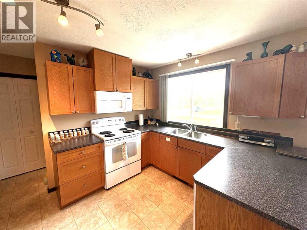 5402 47 Avenue W - 7