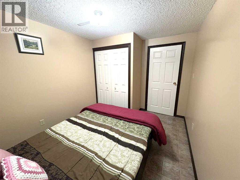 5402 47 Avenue W - 32