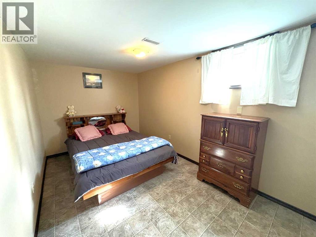5402 47 Avenue W - 33