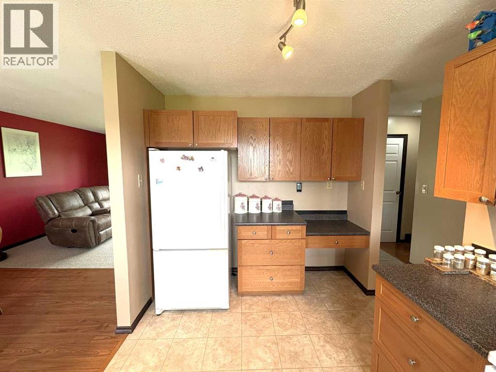 5402 47 Avenue W - 10