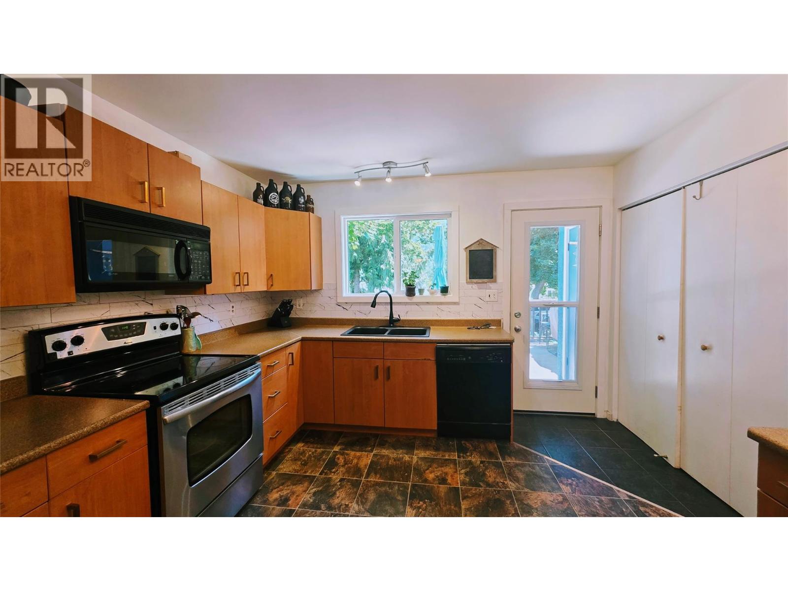 1511 MCQUARRIE Avenue - Image 17