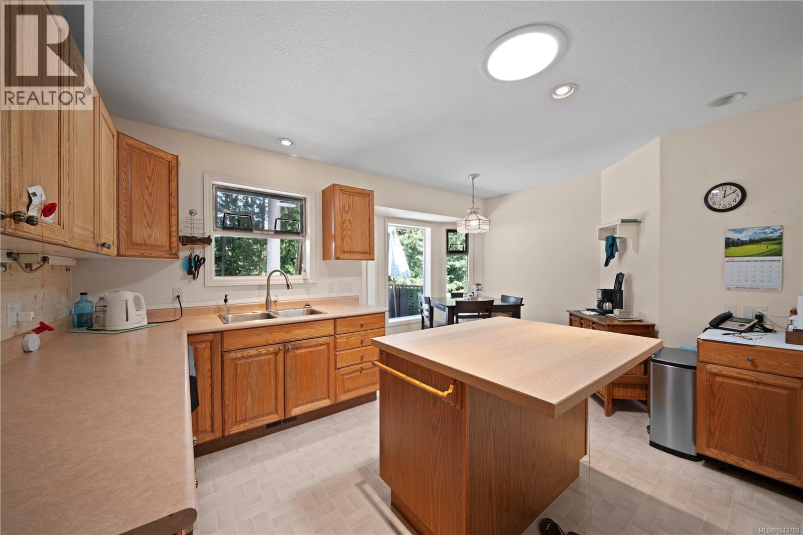 5334 Georgiaview Cres - 16