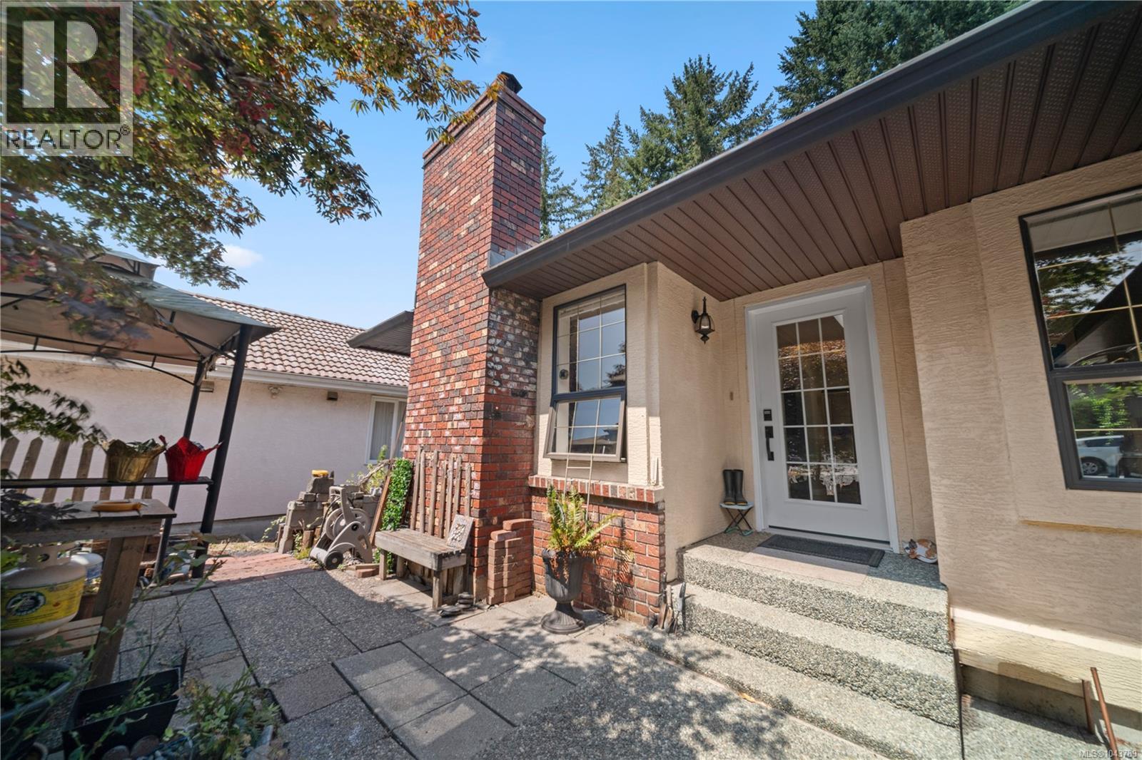 5334 Georgiaview Cres - 1