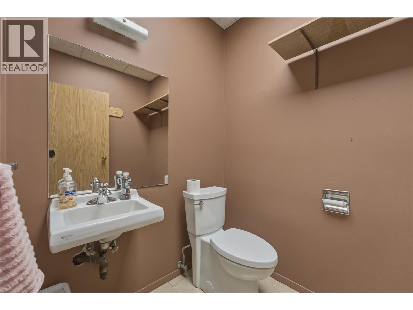 1 90 Lakeshore Drive Northeast, Salmon Arm