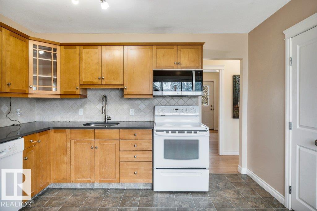 4809 32 St. - 18