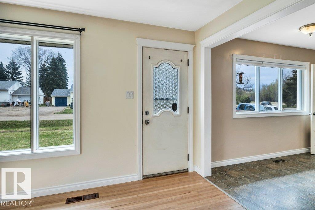 4809 32 St. - 13