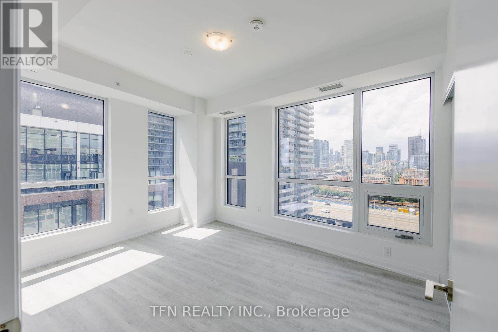 #1318 15 RICHARDSON STREET - 13