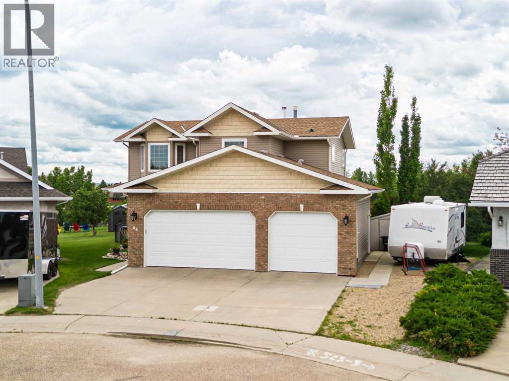 44 Lakes Close - 2