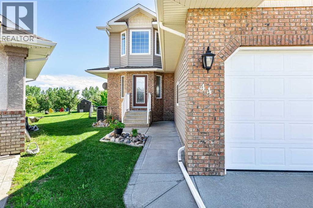 44 Lakes Close - 3