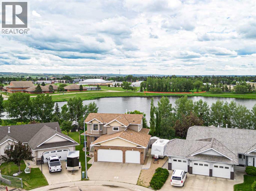 44 Lakes Close - 44