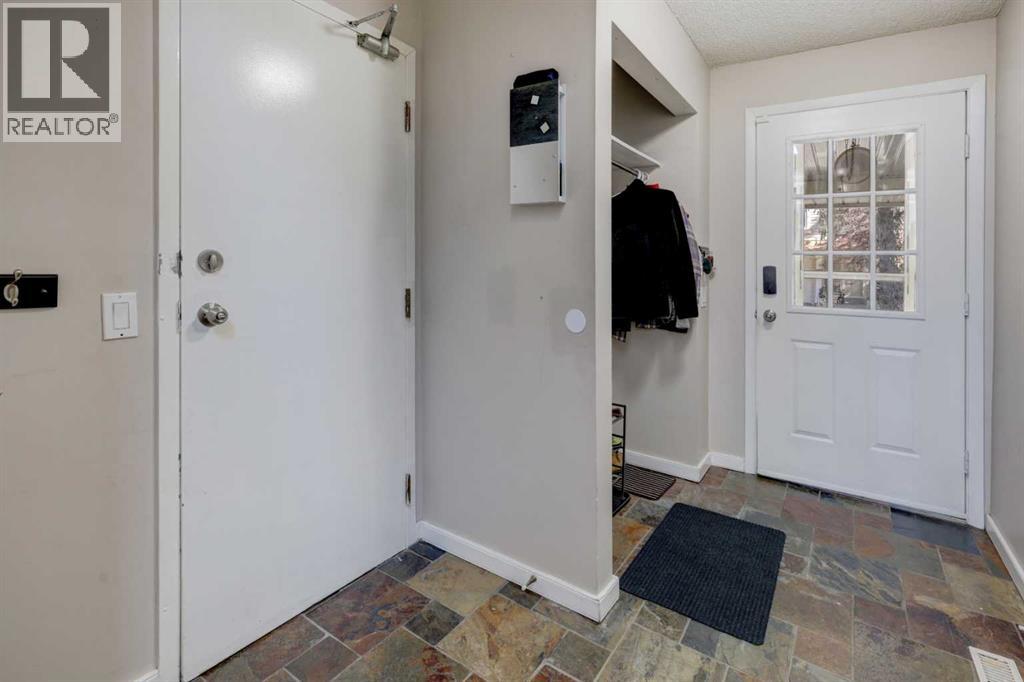 738 Queenston Terrace SE - 4