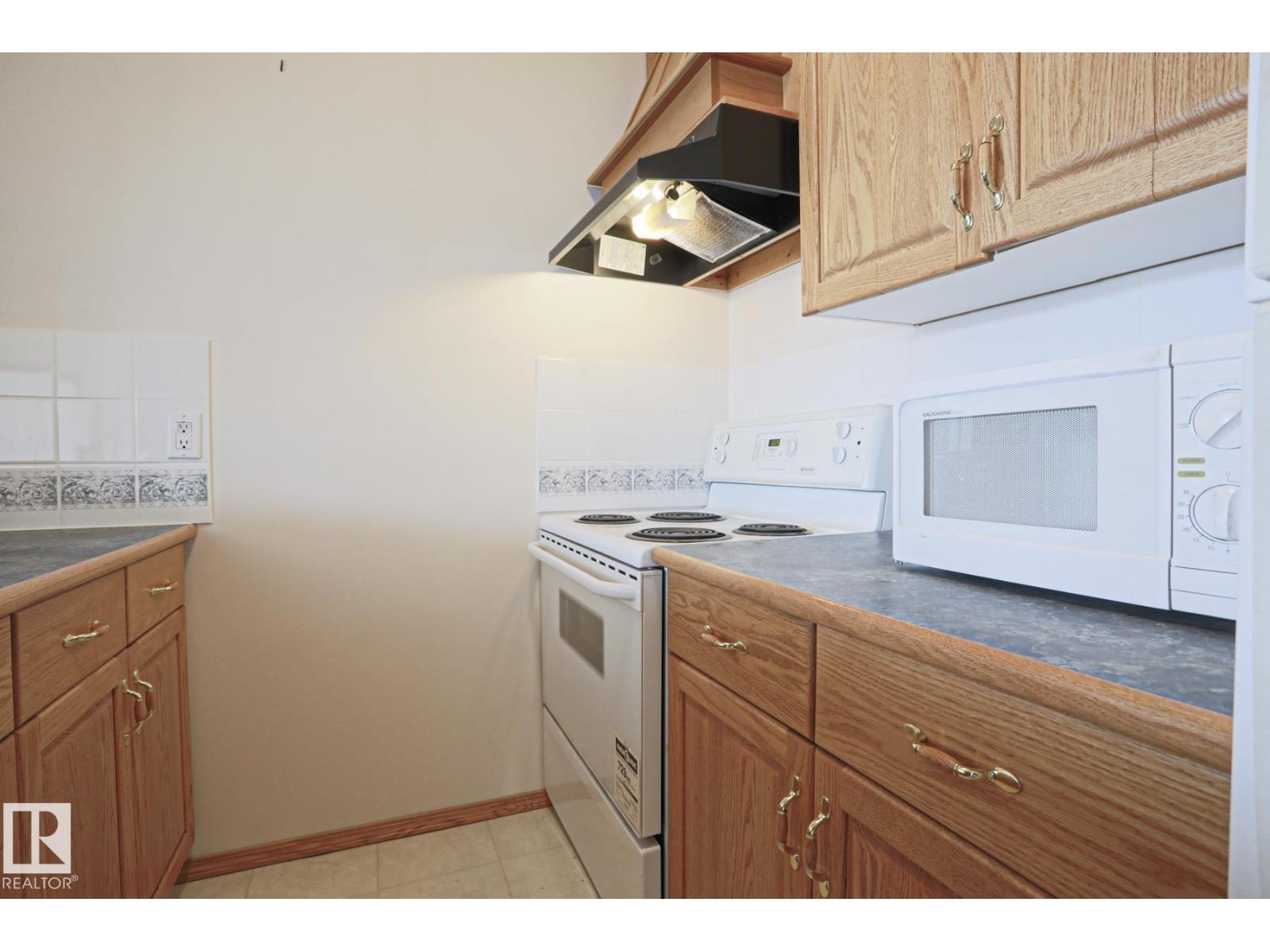 16203 89 ST NW - 54