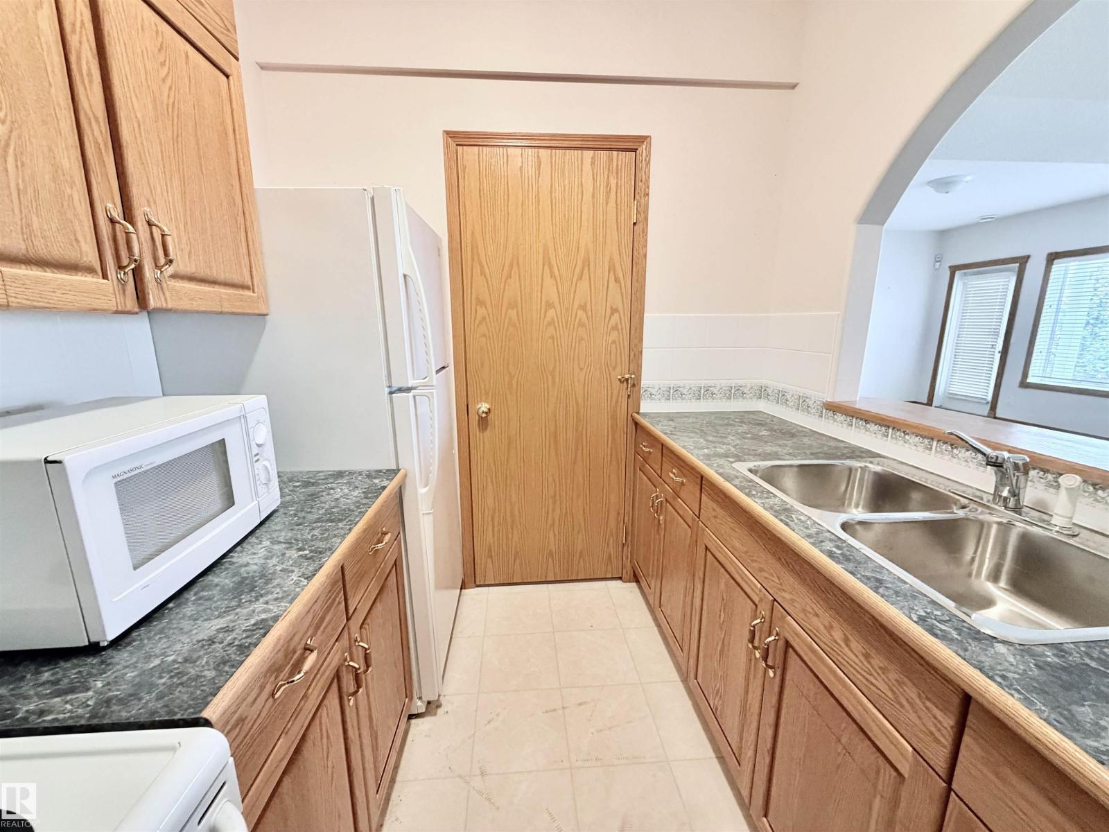16203 89 ST NW - 52