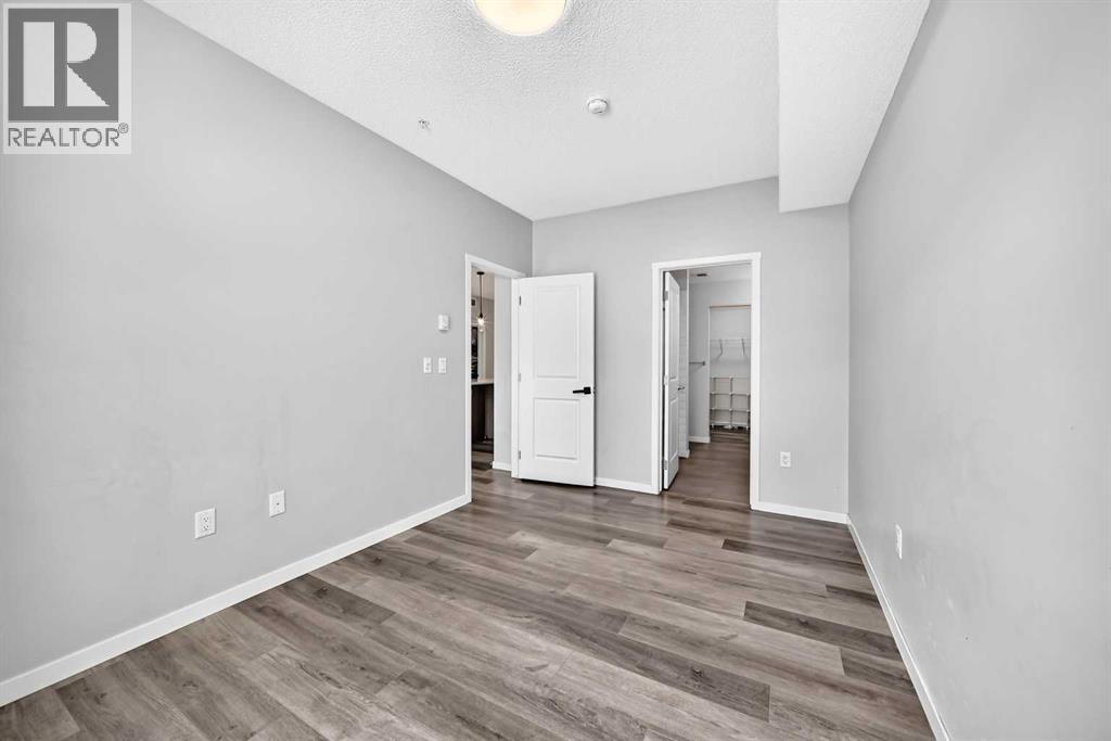 #2105 33 Carringham Gate NW - 24