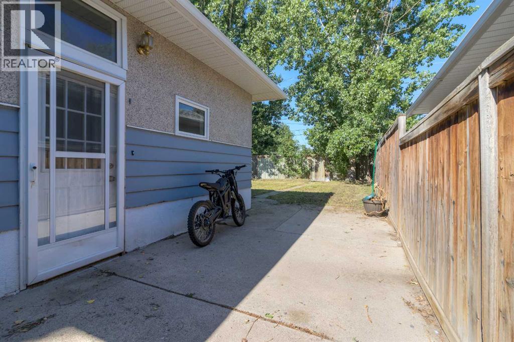 830 9 Street N - 33