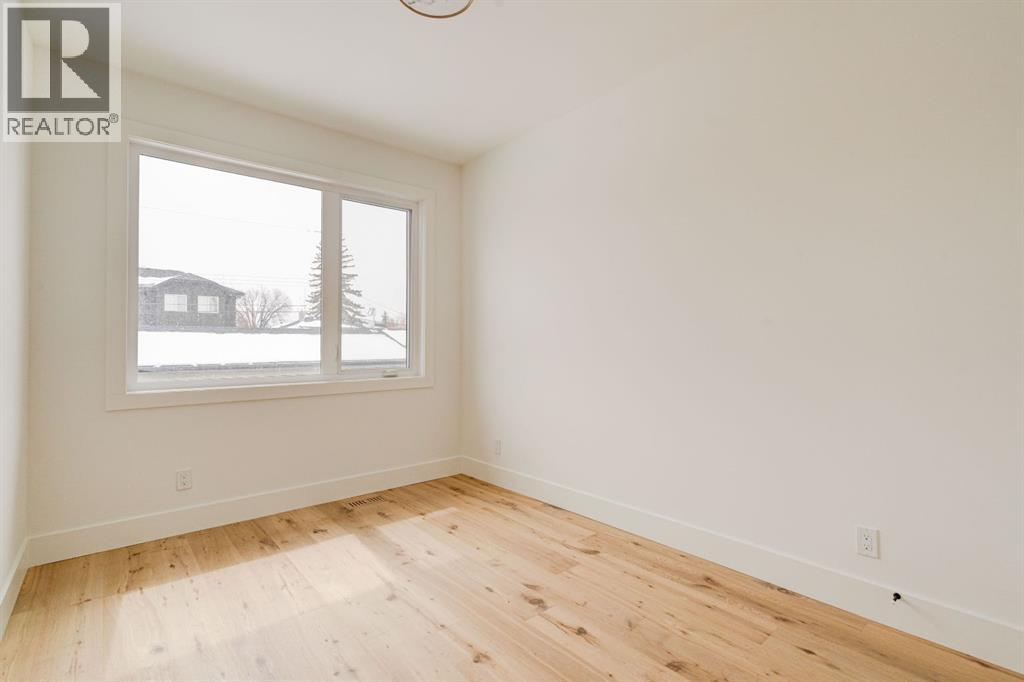 2447 29 Avenue SW - 30
