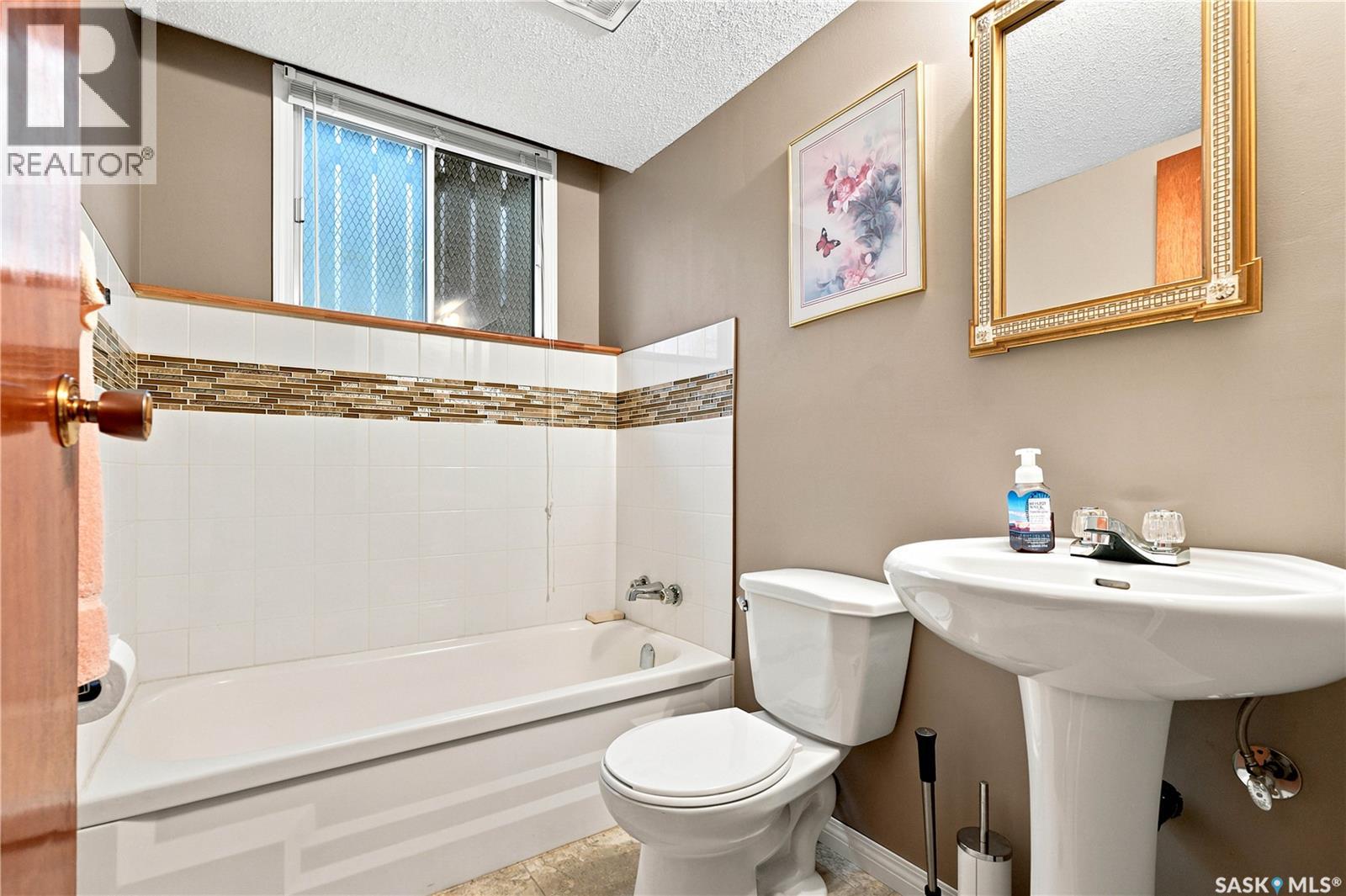 429 Montreal AVENUE S - 33