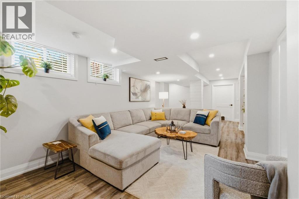 120 ELGIN Crescent - 2