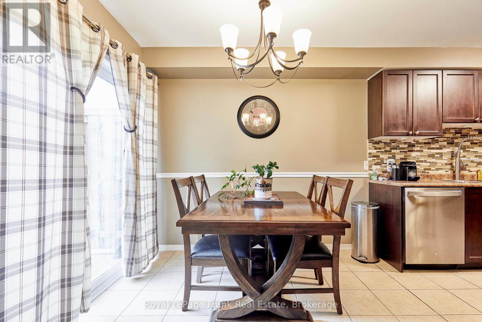 10 LANDER CRESCENT - 15