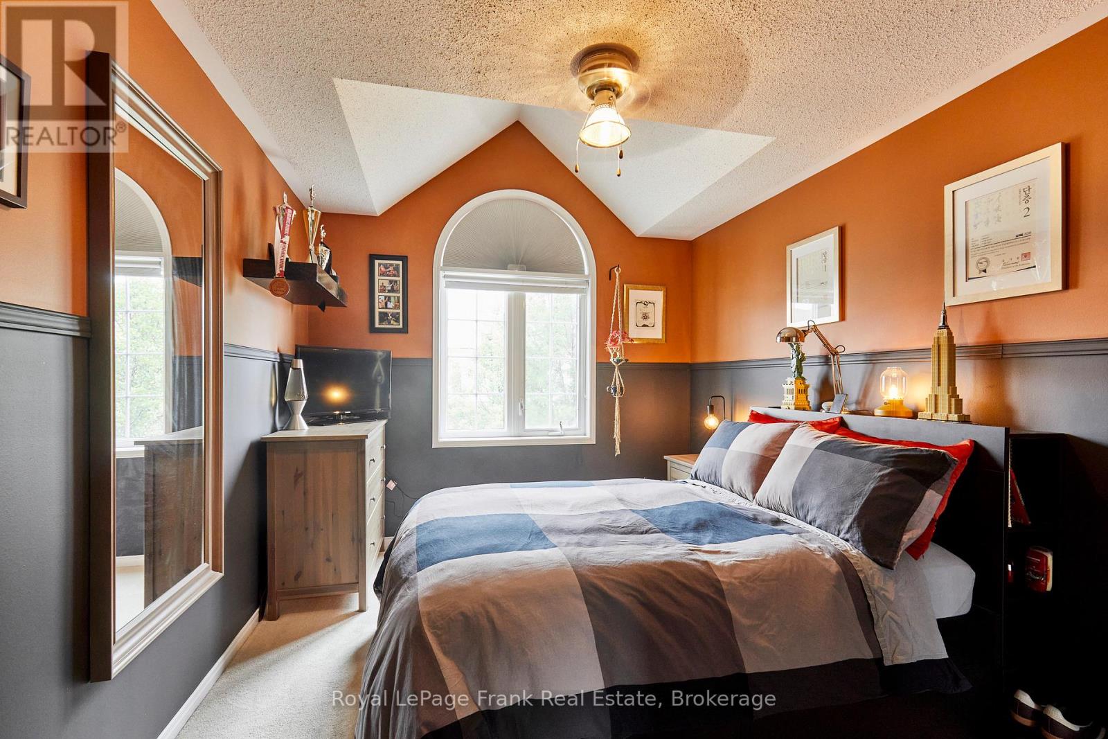 10 LANDER CRESCENT - 28