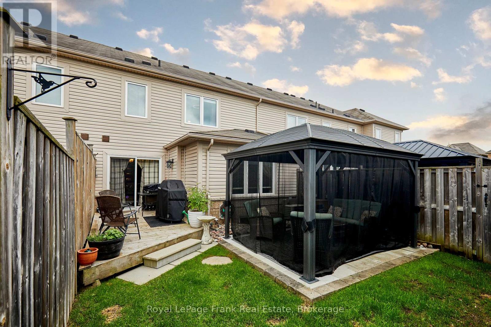 10 LANDER CRESCENT - 34