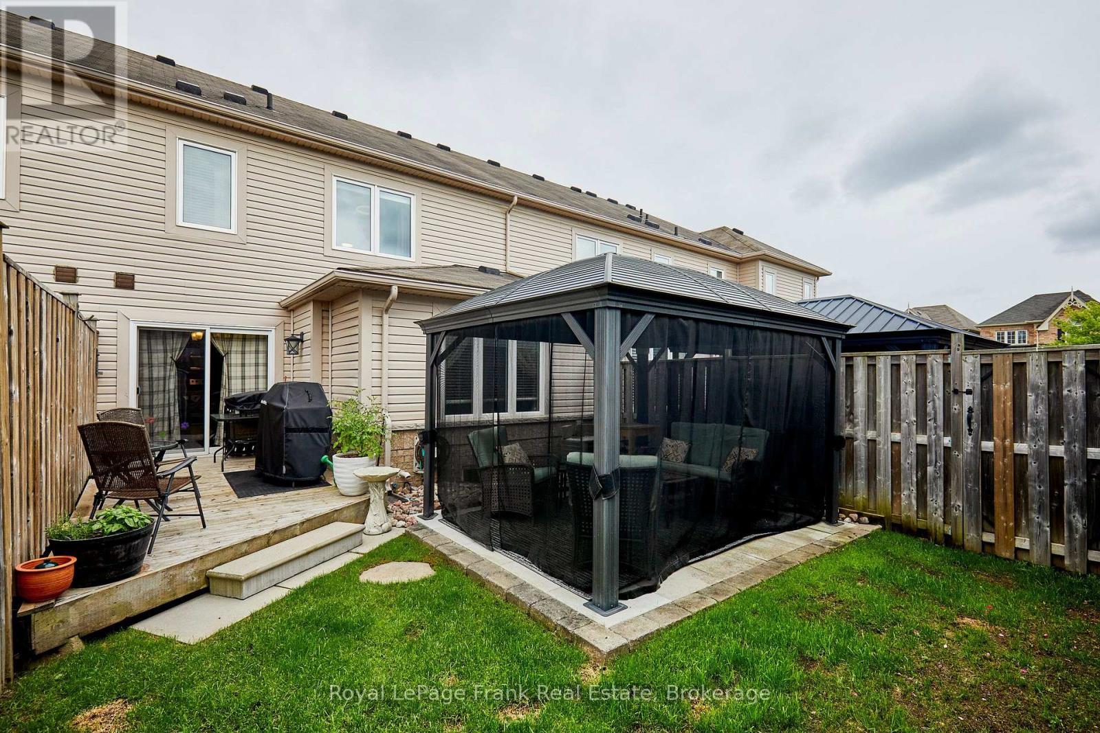 10 LANDER CRESCENT - 35