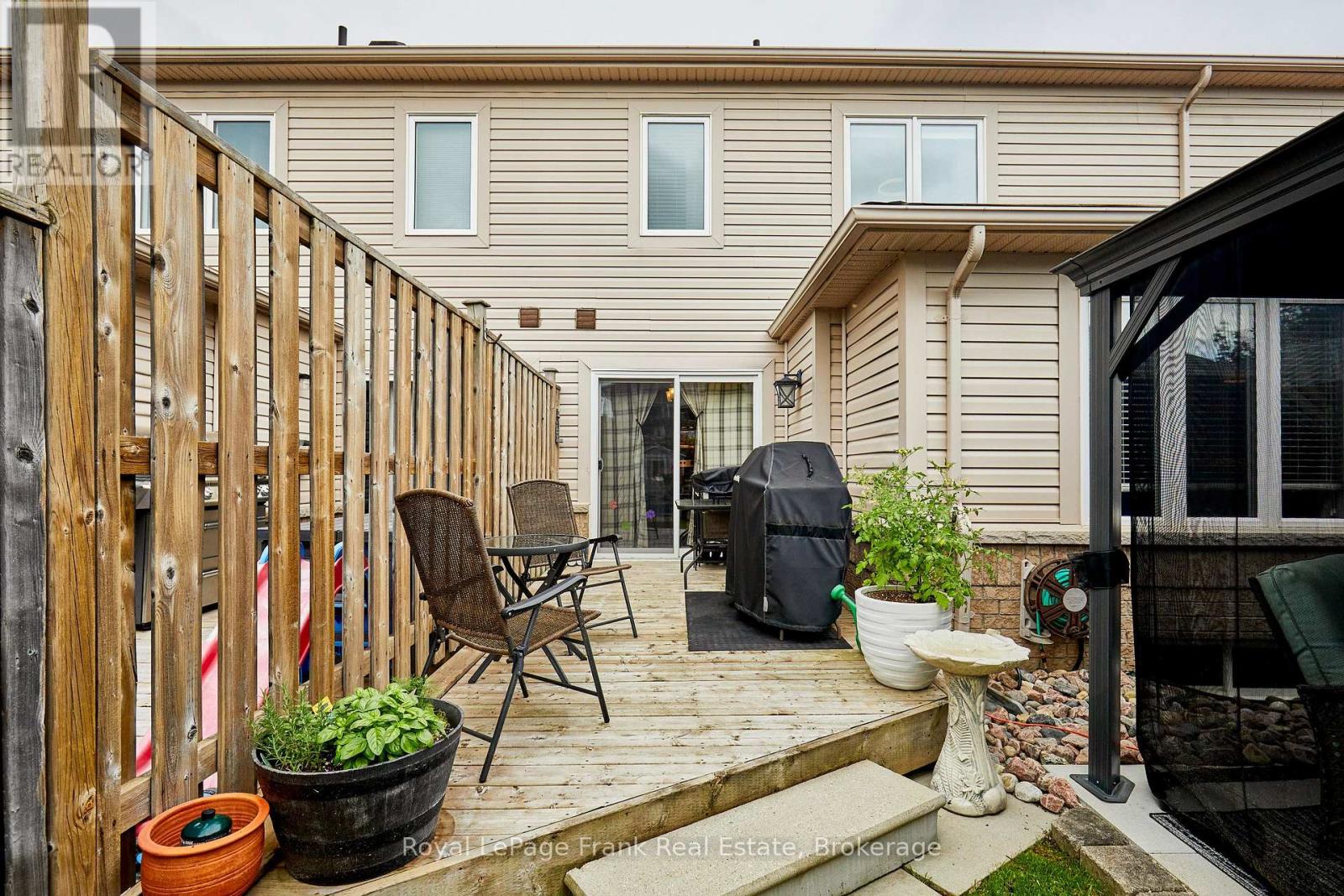 10 LANDER CRESCENT - 36