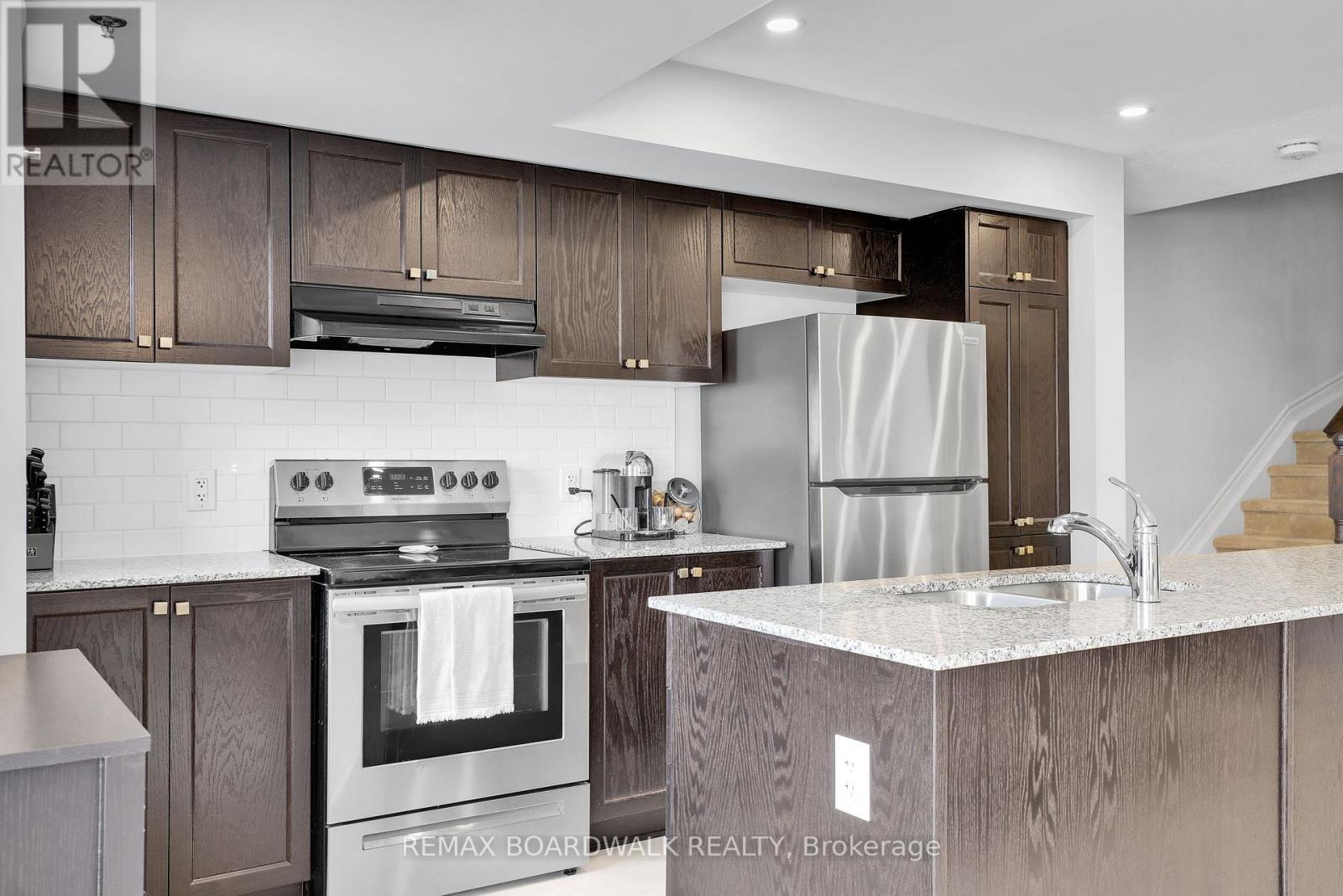 810 MIKINAK ROAD - 16
